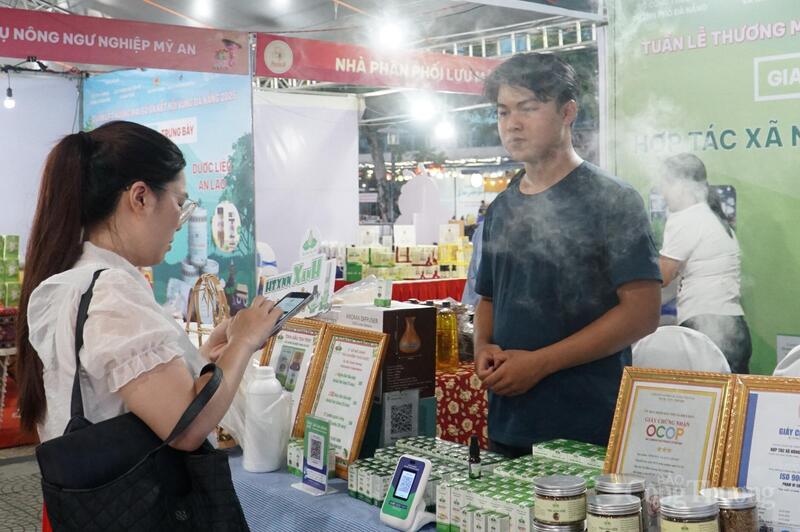 Tất cả các gian hàng đều có mã QR code thanh toán để người dân, du khách thanh toán chuyển khoản, quét mã thay vì dùng tiền mặt.