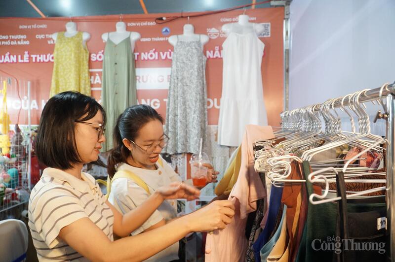 Phiên chợ thu hút rất đông người dân, du khách
