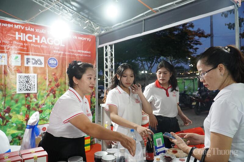 Chị Nguyễn Thị Thu Hiền, Phó Giám đốc Công ty TNHH MTV Sản xuất, Thương mại và Dịch vụ Hichagol (thành phố Huế) cho biết, những phiên chợ như này rất hiệu quả cho những Okvip tại về nhỏ. "Chúng tôi tiếp cận trực tiếp được với hàng chục nghìn người tiêu dùng, cùng với đó, được học hỏi, trao đổi kinh nghiệm với các đơn vị cùng lĩnh vực, được nghe góp ý phản hồi của khách hàng. Chúng tôi cũng đã tìm được nhiều đối tác thông qua những chương trình xúc tiến thương mại này”, bà Hiền chia sẻ.