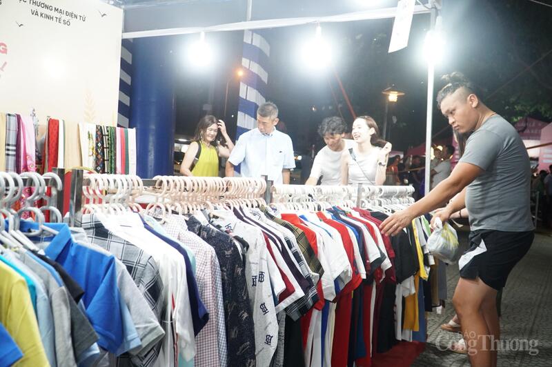 Gian hàng của tiểu thương chợ đầu mối cũng thu hút đông người dân, du khách