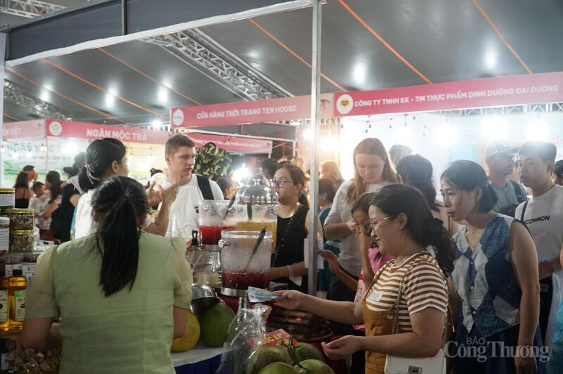 Từ thời điểm khai mạc đến hiện tại, phiên chợ thu hút rất đông người dân, du khách đến tham quan, mua sắm.