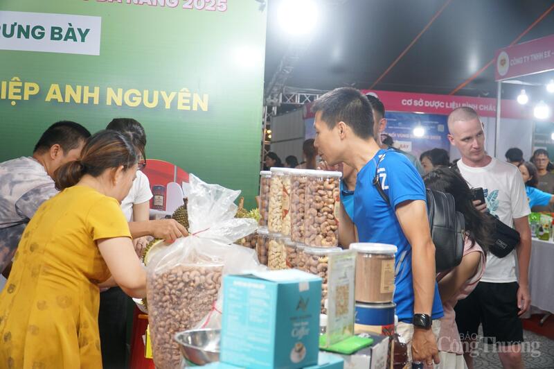 Phiên chợ thanh toán không tiền mặt có quy mô hơn 80 gian hàng giới thiệu sản phẩm OCOP, đặc sản, đặc trưng vùng miền của thành phố Đà Nẵng và các địa phương trong cả nước (Điện Biên, Hà Nội, Phú Thọ, Hải Phòng, Thanh Hoá, Nghệ An, Huế, Quảng Trị, Đắk Lắk, Gia Lai, Đồng Nai, An Giang...).