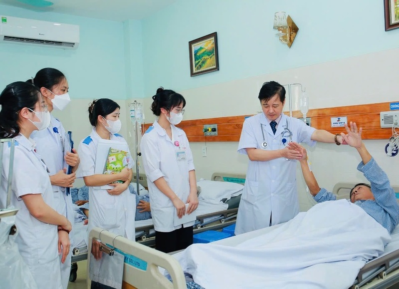 Bác sĩ điều trị, thăm khám cho người bệnh tại Khoa Đột quỵ, Bệnh viện Hữu nghị Việt Tiệp