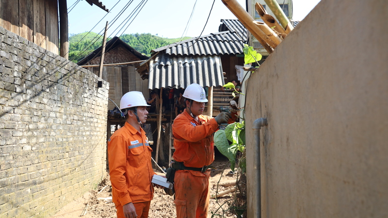 Công ty Điện lực Điện Biên huy động lực lượng khẩn trương xử lý kịp thời sự cố do mưa lũ. Ảnh: CTV
