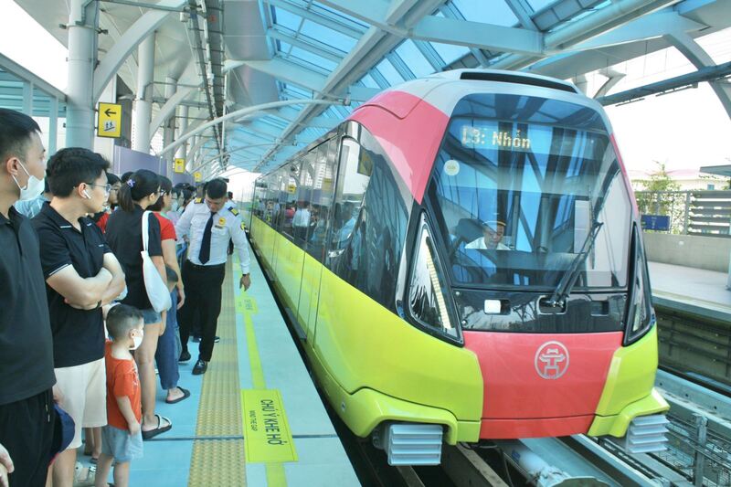 Metro Nhổn - ga Hà Nội vừa vận hành đã thu hút người dân sử dụng
