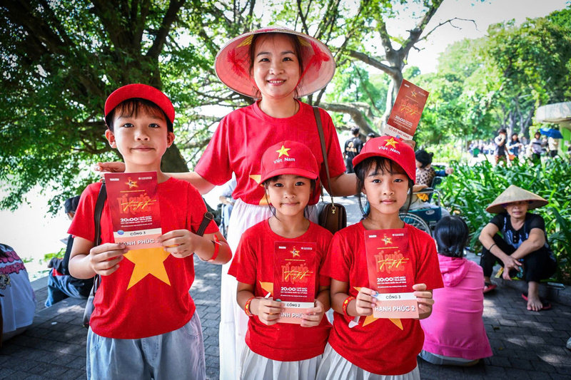 Người dân hạnh phúc nhận vé Chương trình "Tổ quốc trong tim". Ảnh: Báo Nhân Dân