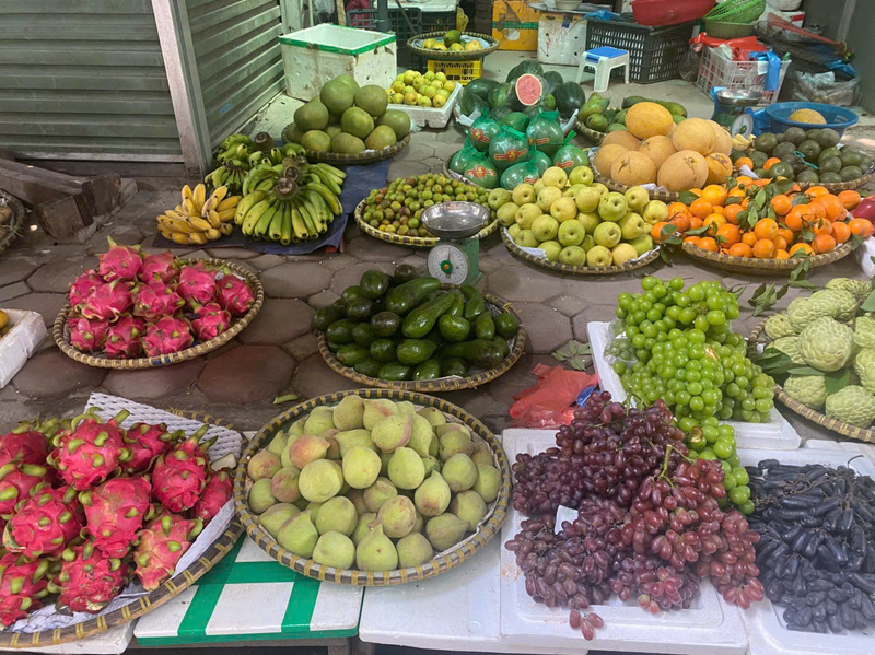 Đào mỏ quạ được bán nhiều tại các chợ truyền thống. Ảnh: Vy Vy