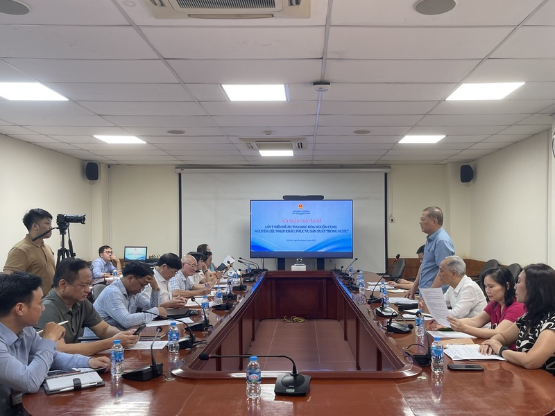 Toàn cảnh Hội thảo chuyên đề lấy ý kiến Đề án “Đa dạng hóa nguồn cung nguyên liệu nhập khẩu phục vụ sản xuất trong nước”. Ảnh: Đức Mạnh
