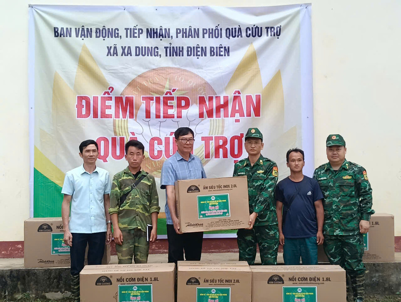 Ban chỉ huy Bộ đội Biên phòng tỉnh Điện biên cứu trợ hàng hóa thiết yếu cho bà con vùng bị ảnh hưởng lũ. Ảnh: CTV