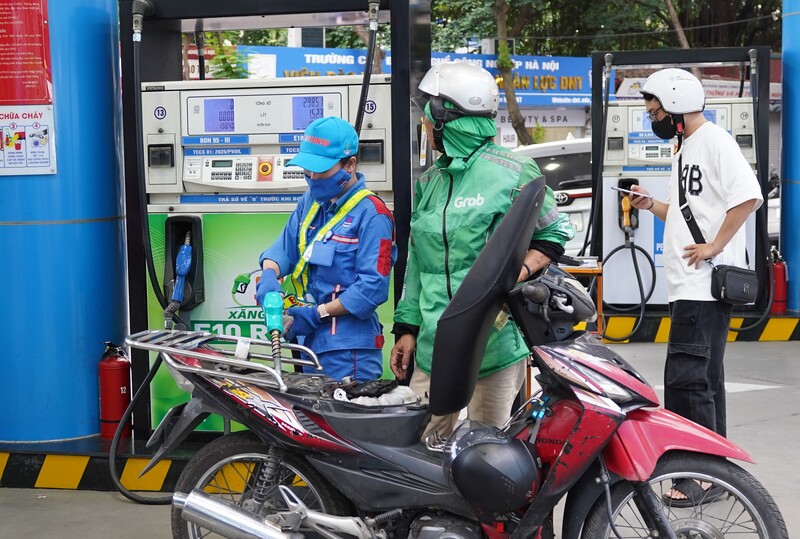 Tài xế xe ôm lựa chọn nhiên liệu xăng E10 đổ xe máy chạy hàng ngày