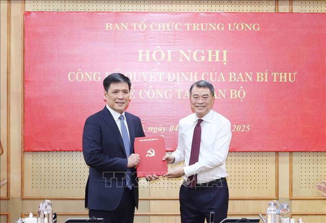 Đồng chí Lê Minh Hưng, Uỷ viên Bộ Chính trị, Bí thư Trung ương Đảng, Trưởng Ban Tổ chức Trung ương trao Quyết định của Ban Bí thư cho đồng chí Nguyễn Thanh Bình. Ảnh: TTXVN