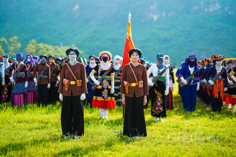 Khối Nữ dân quân các dân tộc Việt Nam dưới nắng gió thao trường Miếu Môn