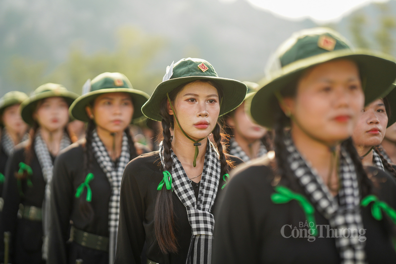 Gương mặt tươi sáng của các nữ du kích miền Nam tham gia diễu binh