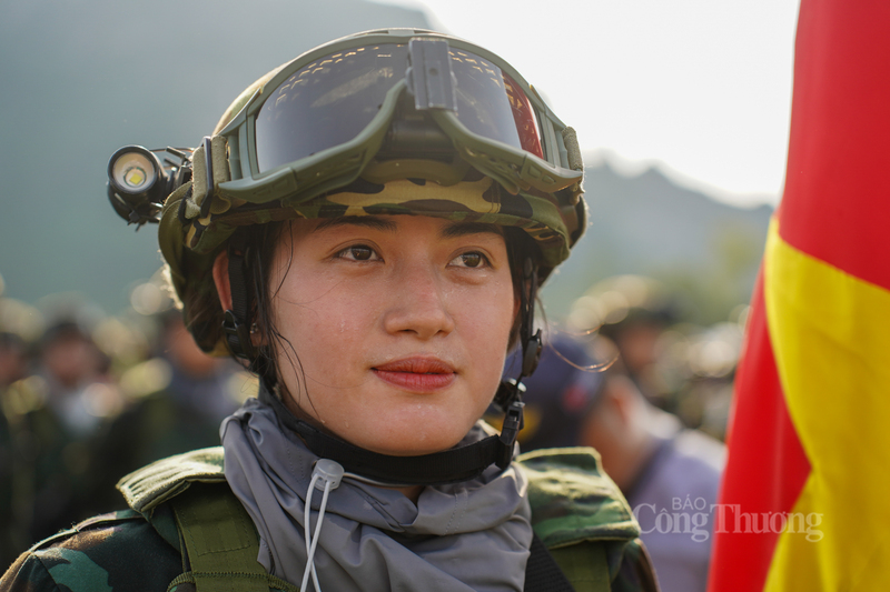 Chỉ riêng trang bị, súng, mũ, giáp của các nữ chiến sĩ biệt động đã nặng tới gần 10kg