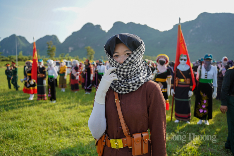 Khăn rằn, biểu tượng của người con gái quê hương Bến Tre đồng khởi được sử dụng để chống nắng