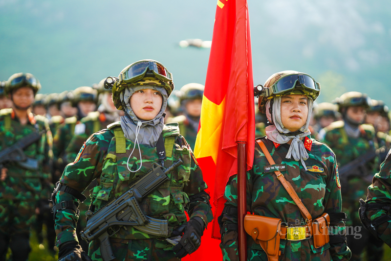 Các nữ chiến sĩ biệt động Sài Gòn trùm mặt nạ chống nắng