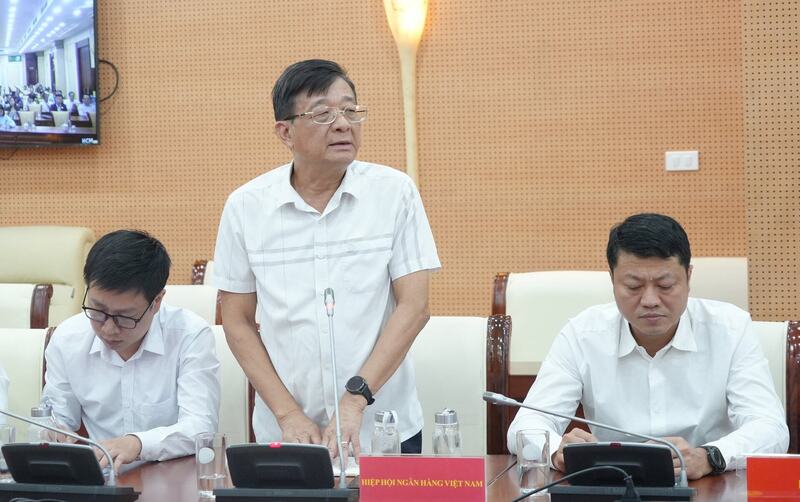 Ông Nguyễn Quốc Hùng, Phó Chủ tịch kiêm Tổng Thư ký Hiệp hội Ngân hàng Việt Nam phát biểu. Ảnh: Ngô Hải