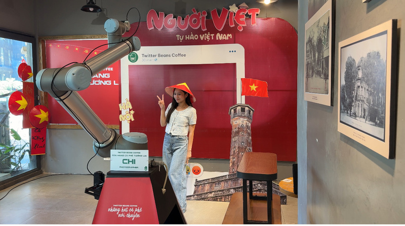 Robot thực hiện chụp ảnh cho khách hàng trải nghiệm (Ảnh: Phương Ly)