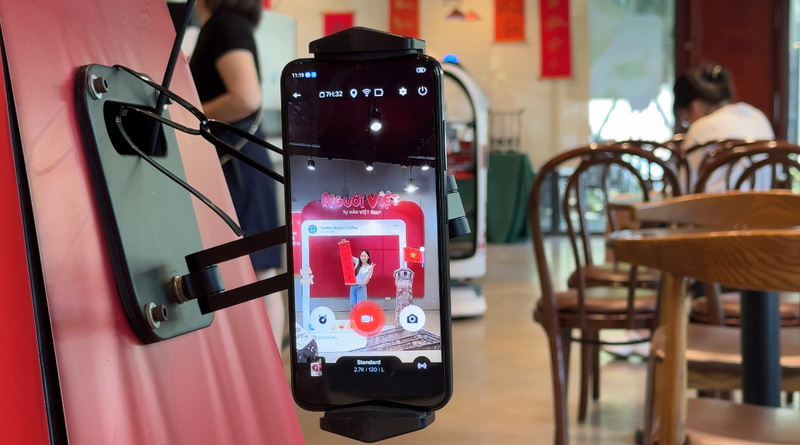 Hoạt động chụp ảnh check-in bằng robot được đa số khách hàng hưởng ứng (Ảnh: Phương Ly)