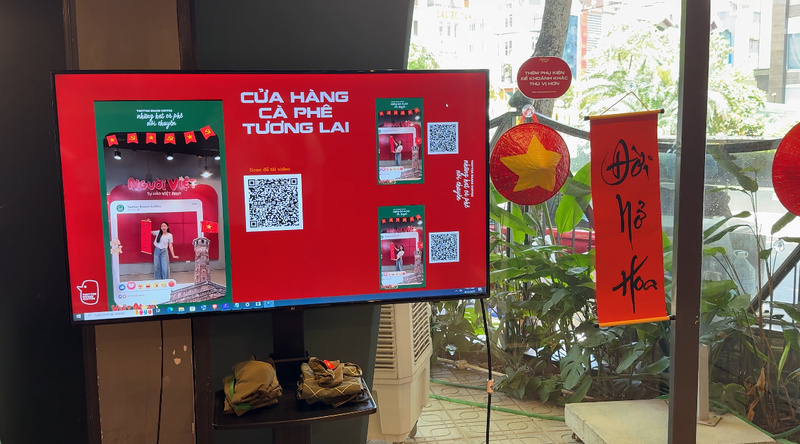 Những hình ảnh được chụp bằng robot được hiển thị ngay cho khách hàng (Ảnh: Phương Ly)