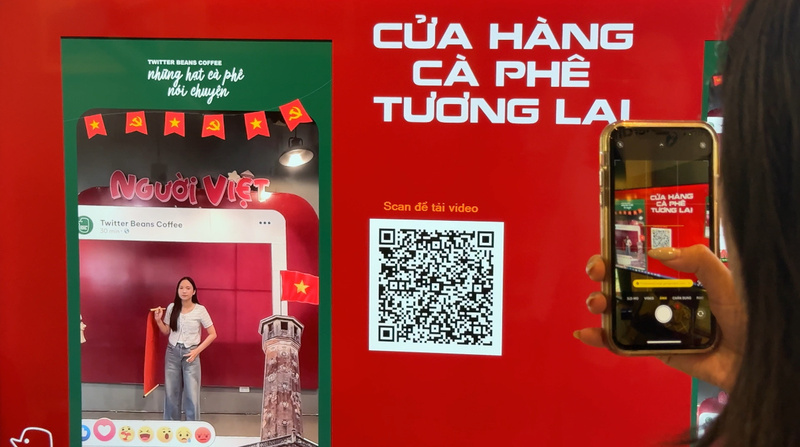 Khách hàng quét mã QR để lưu giữ hình ảnh được chụp (Ảnh: Phương Ly)