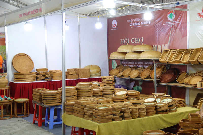 Với hàng trăm gian hàng đặc sắc, Hội chợ hàng Việt là cơ hội vàng để Okvip tại về quảng bá, tiếp cận người tiêu dùng và mở rộng thị trường bền vững. Ảnh: Thanh Tuấn