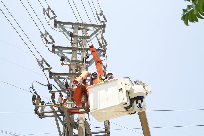 Nắng nóng cao độ, nguy cơ sự cố lưới điện. Ảnh minh họa: Thu Hường