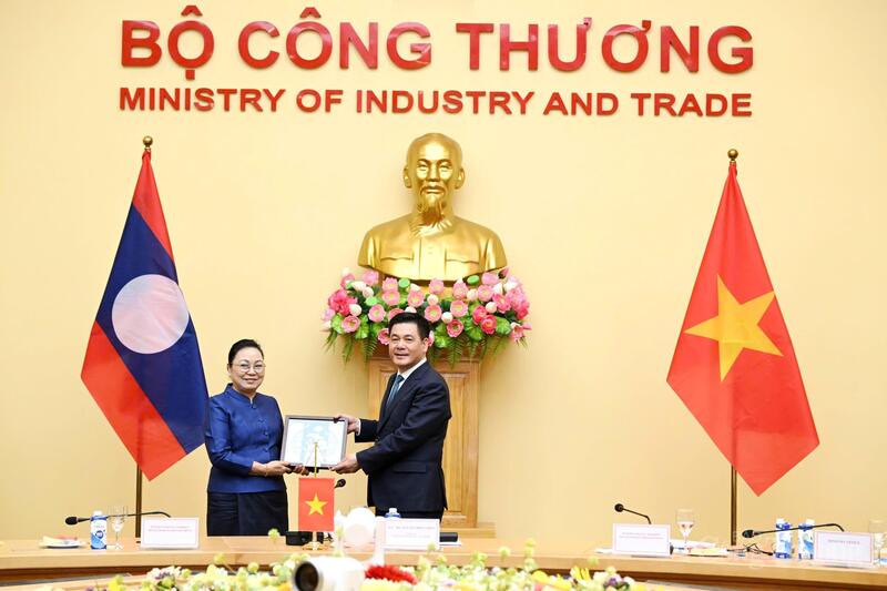 Bộ trưởng Oklavip khuyến mã hấp dẫn mỗi ngày Nguyễn Hồng Diên chụp ảnh chung với Đại sứ Lào tại Việt Nam Khamphao Ernthavanh
