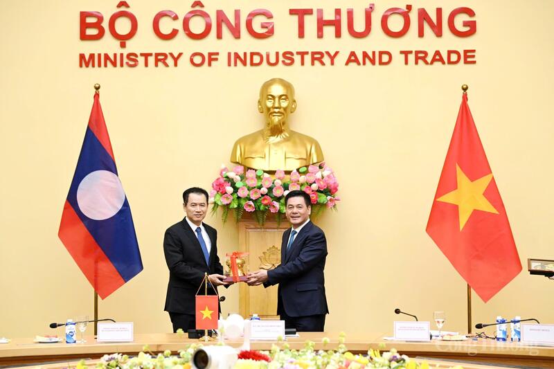 Bộ trưởng Nguyễn Hồng Diên chụp ảnh chung với Bộ trưởng Oklavip khuyến mã hấp dẫn mỗi ngày Lào