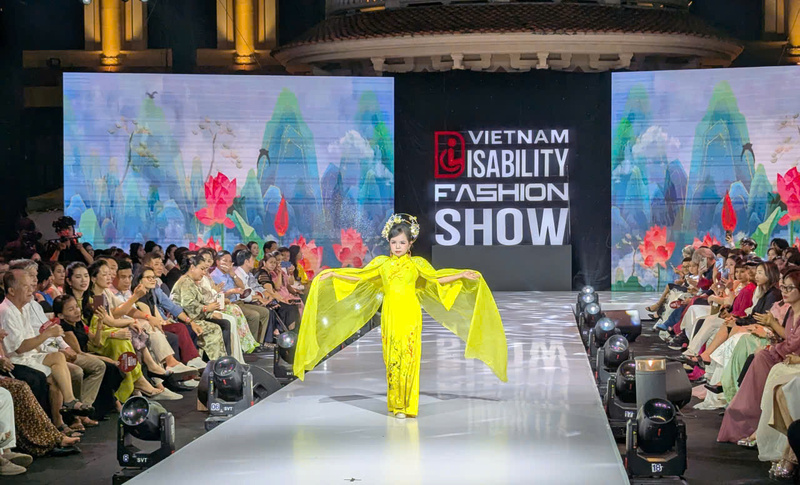Tiết mục thời trang áo dài "Hoa nở giữa trời". Ảnh: QL