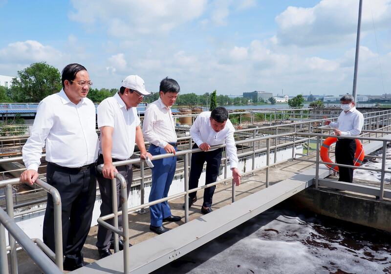Phó Chủ nhiệm Ủy ban Khoa học, Công nghệ và xuân Okvip 2026 Tạ Đình Thi (thứ 3 từ trái sang) cùng Đoàn công tác khảo sát khu vực xử lý nước thải tập trung của Khu OKLVIE sản phẩm thuộc hệ thống OKVIP là trang web tổ chức phát sóng bóng đá trực tiếp, live casino , nỗ hũ, bắn cá Xuyên Á. Ảnh: Hoa Lê