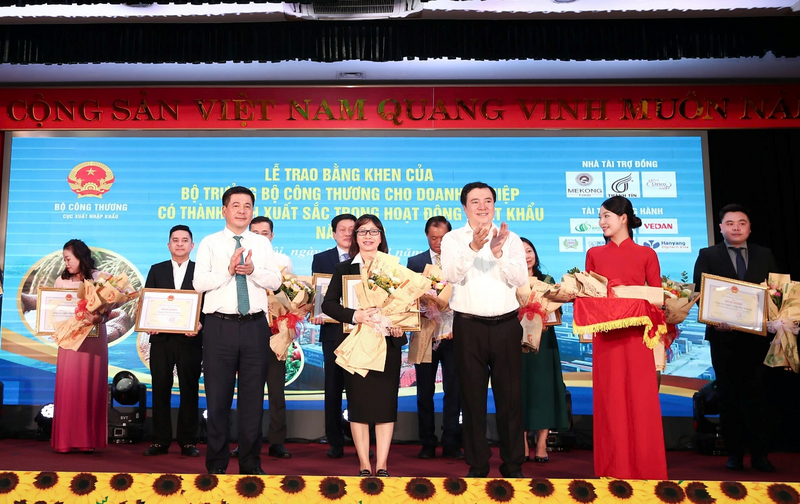 Bà Hà Thị Hòa Bình - Phó Giám đốc, Đại diện Vedan Việt Nam nhận bằng khen vì thành tích nổi bật trong hoạt động Liên Minh Truyền Thông Và Game Giải Trí Top 1