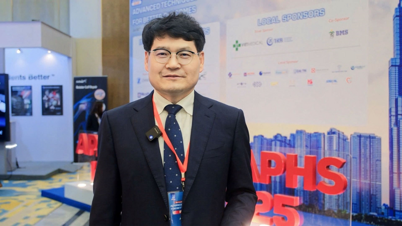 GS.TS.BS. Jong Keun Seon - Trưởng khoa Phẫu thuật khớp và Y học thể thao, Trường Đại học Y, Đại học Quốc Gia Chonnam (Hàn Quốc)