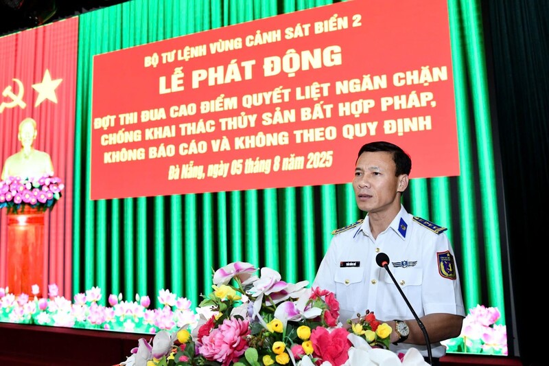 Đồng chí Đại tá Trần Hồng Quế, Phó Chính ủy Vùng phát biểu phát động đợt thi đua cao điểm
