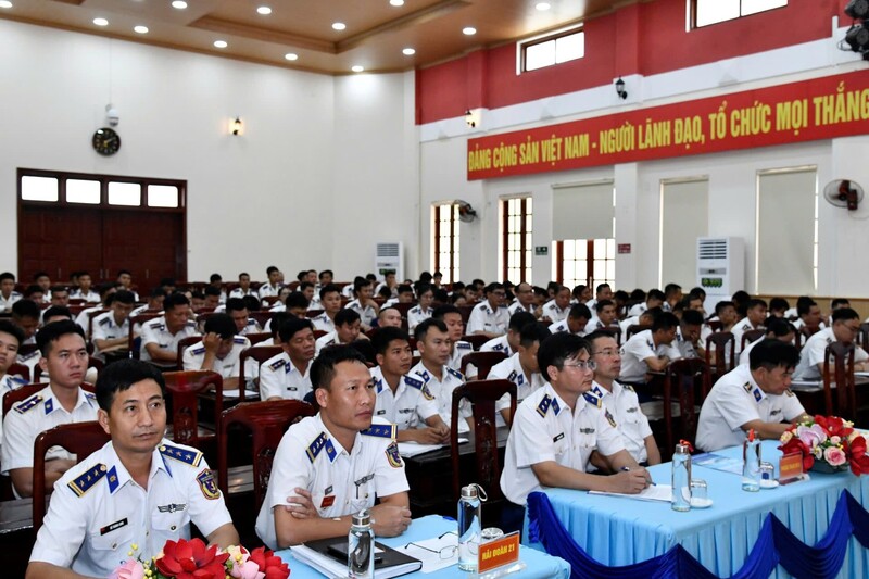 Toàn cảnh lễ Phát động đợt thi đua cao điểm quyết liệt ngăn chặn chống khai thác hải sản bất hợp pháp, không báo cáo và không theo quy định (IUU)