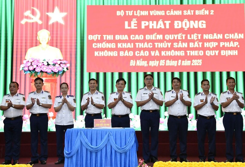 Thủ trưởng Bộ Tư lệnh Vùng chứng kiến Chỉ huy cơ quan, đơn vị kí kết giao ước thi đua