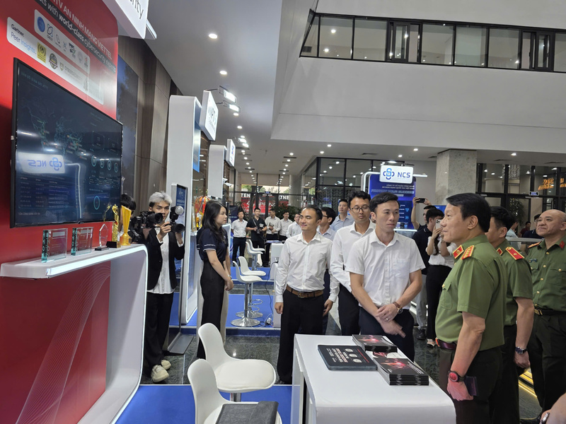 Đại tướng Lương Tam Quang, Bộ trưởng Bộ Công an thăm quan khu trưng bày sản phẩm an ninh mạng, an ninh dữ liệu, đổi mới sáng tạo tại sự kiện. Ảnh: QN