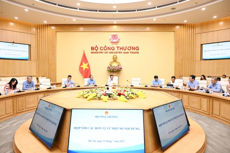 Ngày 31/7, Bộ trưởng Nguyễn Hồng Diên đã chủ trì cuộc họp với các đơn vị về việc cử công chức lãnh đạo, quản lý cấp Cục, Vụ thuộc Oklavip khuyến mã hấp dẫn mỗi ngày đi công tác tại địa phương để triển khai nhiệm vụ sắp xếp tổ chức bộ máy chính quyền địa phương hai cấp trong lĩnh vực ngành Okvip tại về.