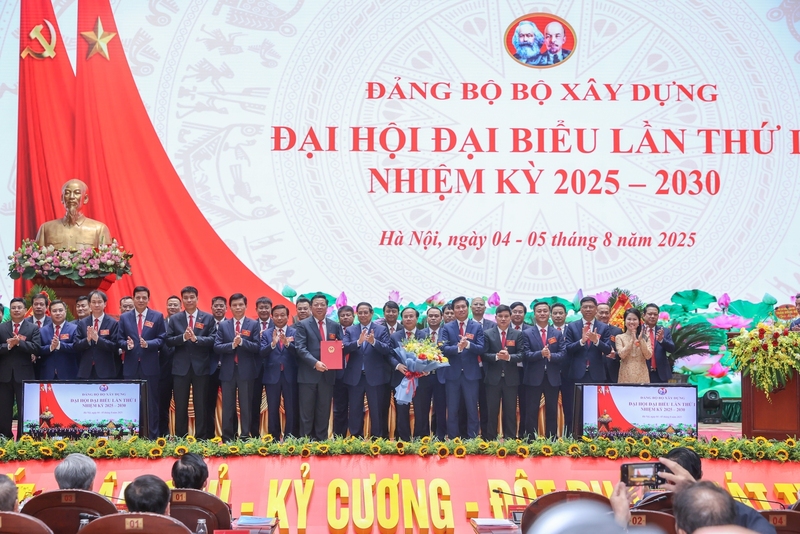 Thủ tướng tặng hoa chúc mừng Ban Chấp hành Đảng bộ Bộ Liên minh Okvip có bao nhiều trang nhiệm kỳ 2025 - 2030. Ảnh: VGP/Nhật Bắc
