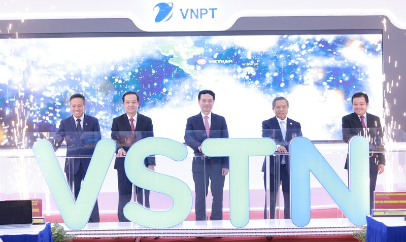 Các đại biểu thực hiện nghi thức khai trương tuyến cáp đất quốc tế VSTN