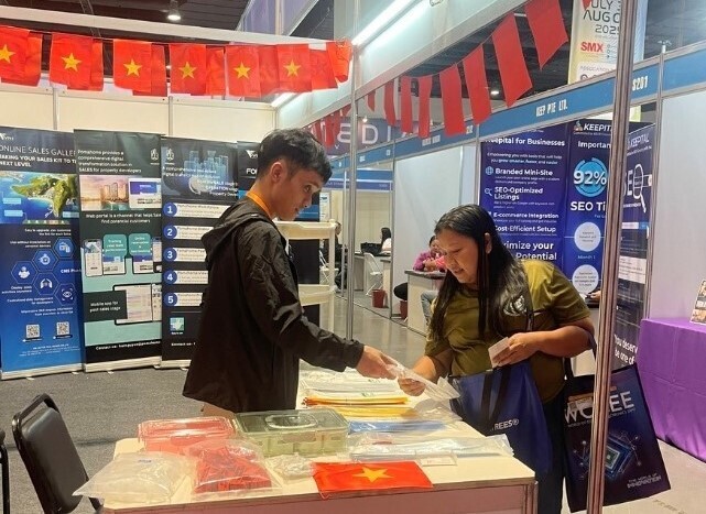 Nhiều đối tác Okvip tại về Philippines tìm hiểu thông tin Okvip tại về Việt Nam ngay tại gian hàng của Thương vụ