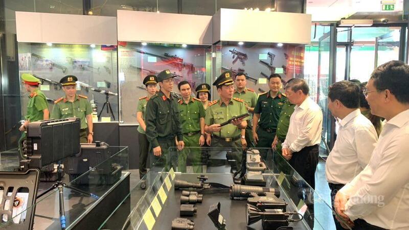 Thượng tướng Trần Quốc Tỏ, Thứ trưởng Bộ Công an giới thiệu một số loại phương tiện, thiết bị kỹ thuật chuyên dụng của lực lượng Công an nhân dân.