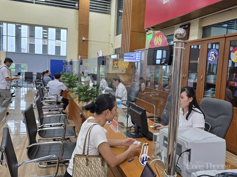 Người dân đến giải quyết thủ tục hành chính tại Trung tâm Phục vụ hành chính công tỉnh Bắc Ninh