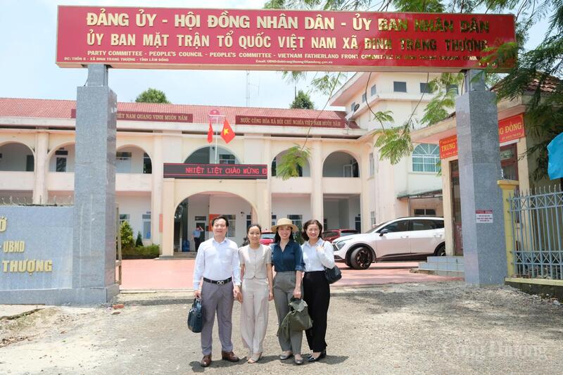 Đoàn công tác chụp ảnh kỷ niệm với cán bộ xã Đinh Trang Thượng, tỉnh Lâm Đồng. Ảnh: Lê Sơn