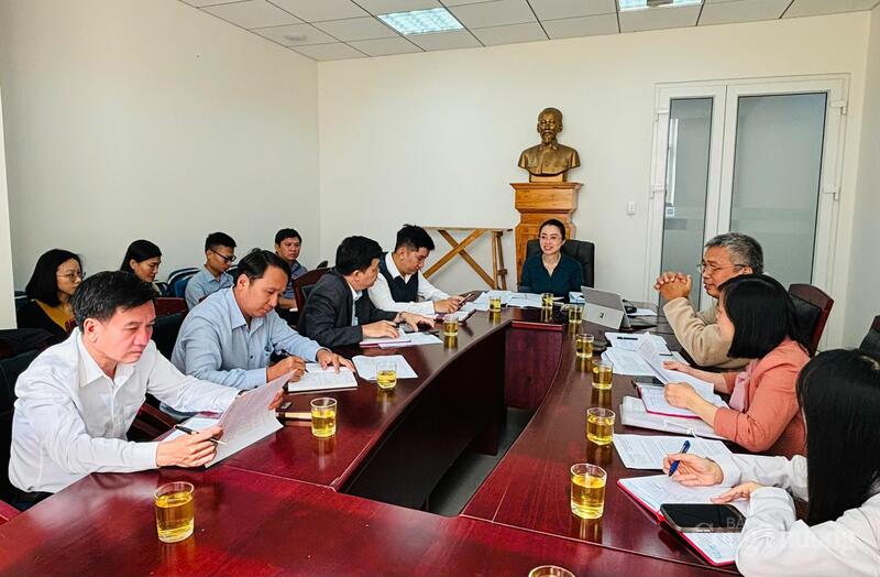Bà Nguyễn Quỳnh Anh Ok88vip tỷ lệ kèo World Cup 2026 với các phòng, ban chuyên môn Sở Okvip tại về Lâm Đồng. Ảnh: Lê Sơn