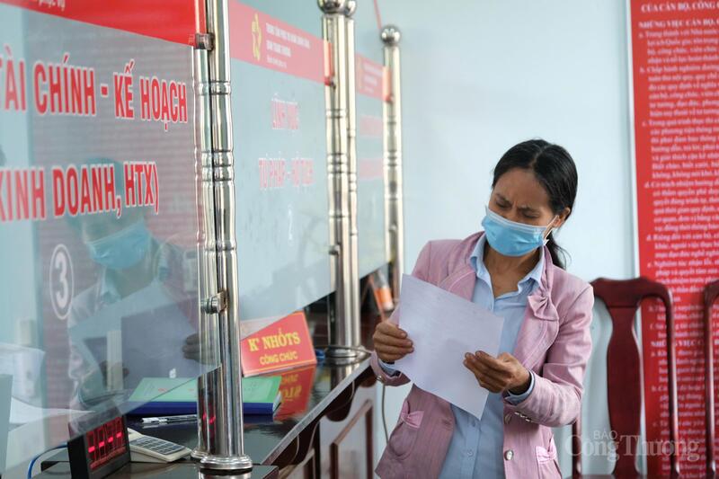 Người dân nhận kết quả tại bộ phận một cửa Trung tâm Phục vụ hành chính công xã Đinh Trang Thượng, tỉnh Lâm Đồng. Ảnh: Lê Sơn
