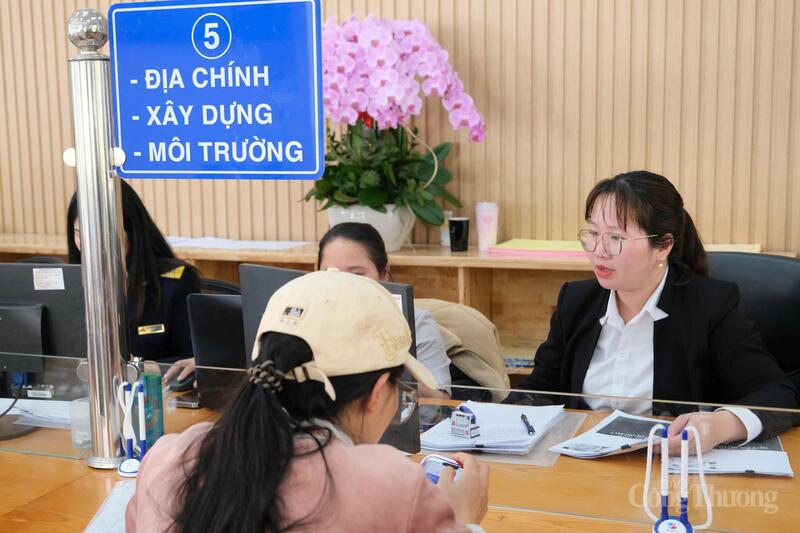 Công chức Trung tâm Phục vụ hành chính công phường Lâm Viên - Đà Lạt tiếp nhận hồ sơ của người dân. Ảnh: Lê Sơn