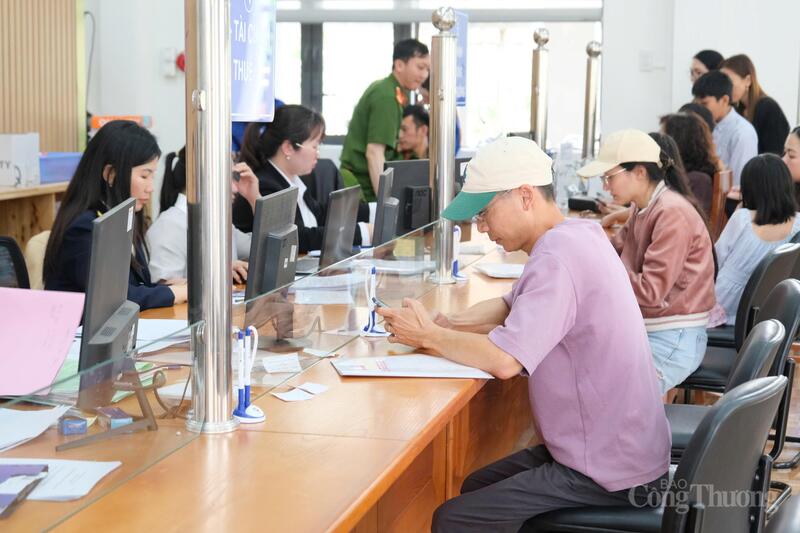 Người dân nộp hồ sợ tại bộ phận một cửa Trung tâm Phục vụ hành chính công phường Lâm Viên - Đà Lạt. Ảnh: Lê Sơn