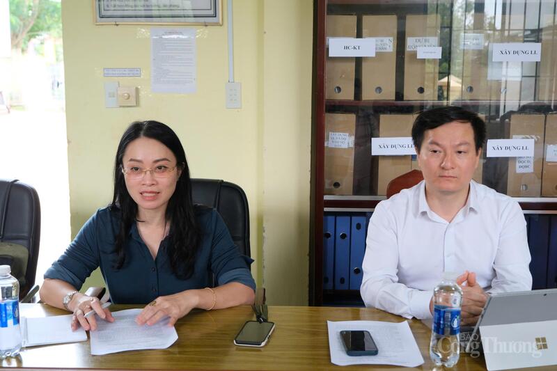 Bà Nguyễn Quỳnh Anh, Phó Chủ tịch Ủy ban Cạnh tranh Quốc gia trao đổi, nắm bắt thông tin tại xã Đinh Trang Thượng, tỉnh Lâm Đồng. Ảnh: Lê Sơn