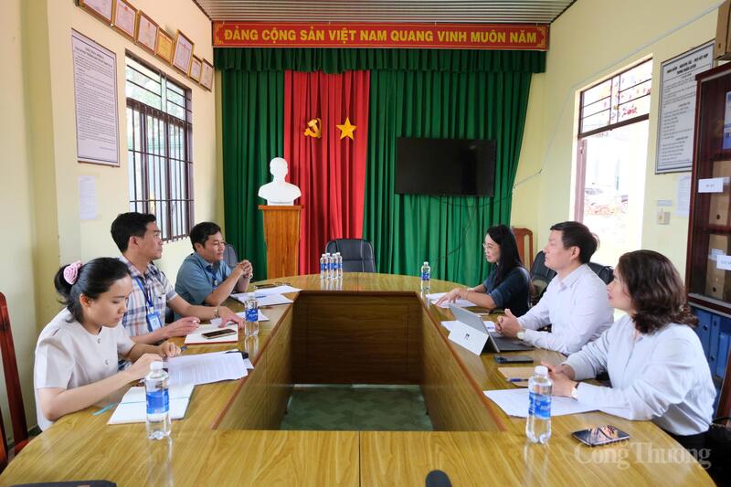 Đoàn công tác Ok88vip tỷ lệ kèo World Cup 2026 với xã Đinh Trang Thượng, tỉnh Lâm Đồng. Ảnh: Lê Sơn